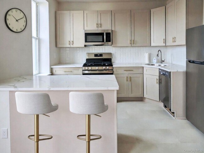 Building Photo - 60-85 71st Ave