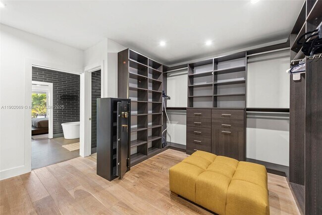 Building Photo - 970 S Shore Dr