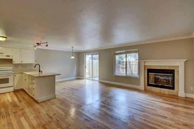 Building Photo - Spacious 3 bed Townhome with Fenced Yard, Garage, & Community Pool in Prime Boise Location!