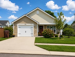 Building Photo - Now Pre Leasing 3 Bedroom 2 Bath Luxury Ranch Home In Winchester Ky!