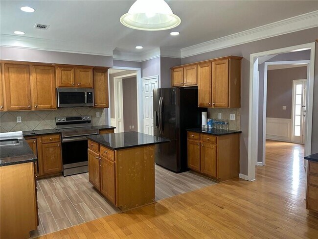 Building Photo - 815 Earlham Dr