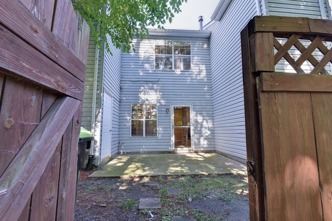Building Photo - Convenient Coventry Townhome