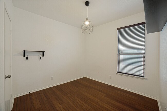 Building Photo - GORGEOUS 3-BEDROOM HOME WITH SPARKLING POOL