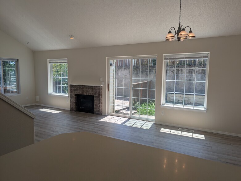 Building Photo - 6925 / 6927 Ridgetop Dr NE