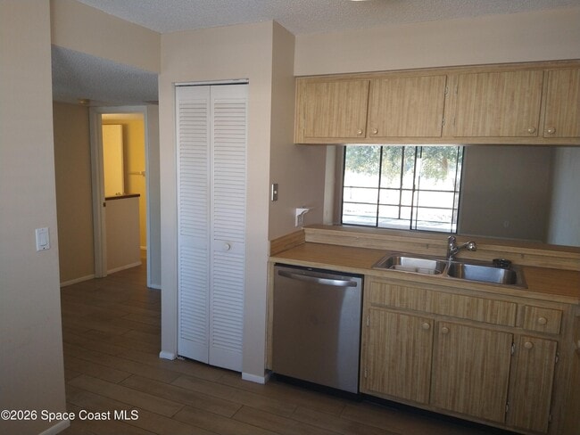 Building Photo - 2145 Golf Isle Dr