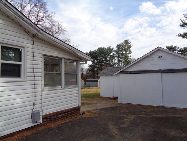 Building Photo - House Between Winston Salem & Walkertown O...