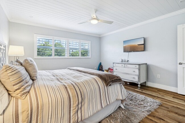 Building Photo - 200 E Royal Palm Rd