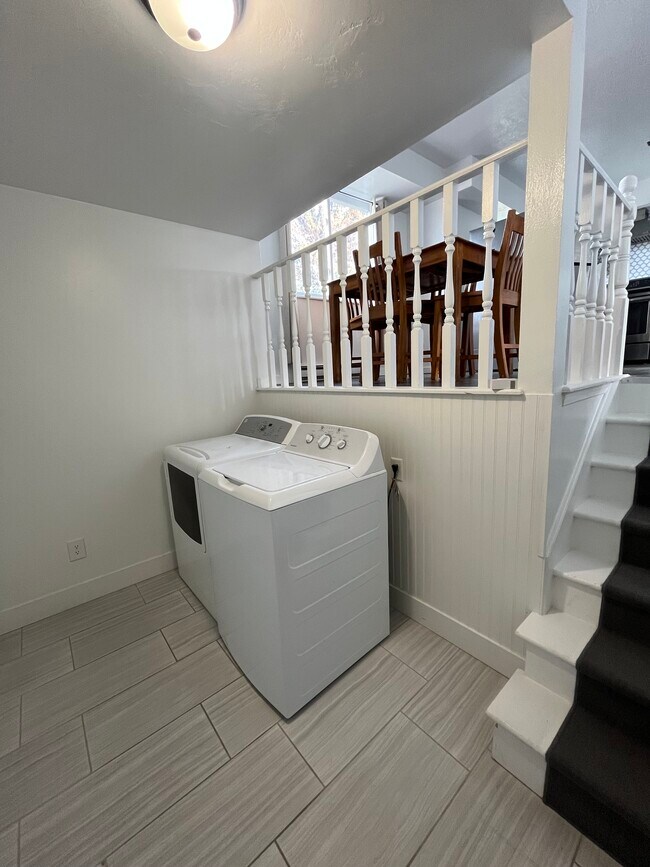 Building Photo - 2122 Colonial Ln