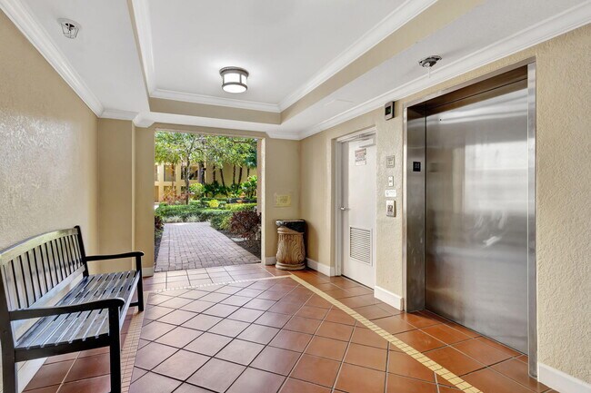 Building Photo - 720 S Sapodilla Ave