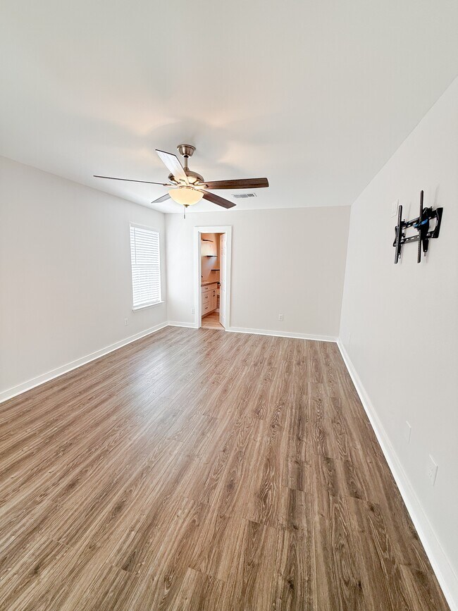 Building Photo - 161 Mirabelle Cir