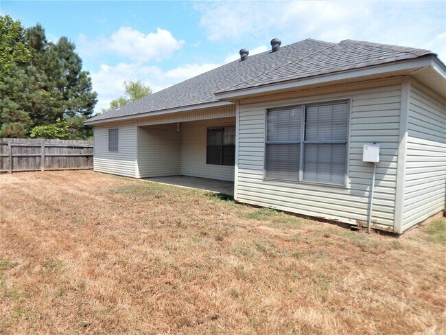 Building Photo - 451 Wisteria Dr