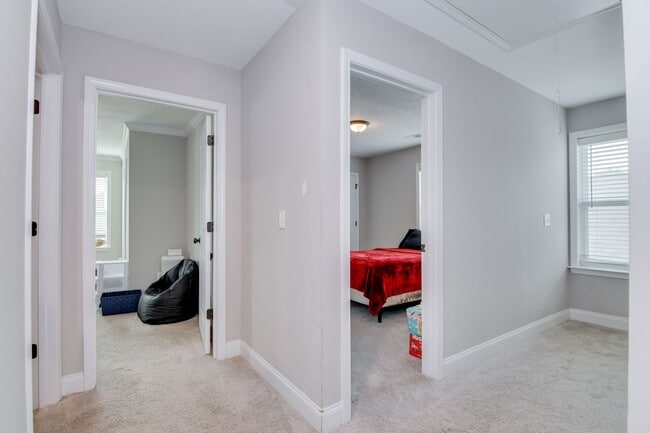 Building Photo - 4 Bedroom 2 Bathroom Two Story Home