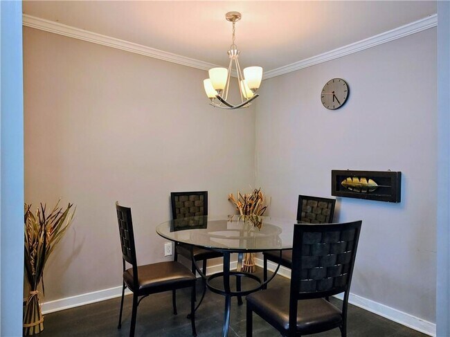 Building Photo - 2805 Northeast Expy