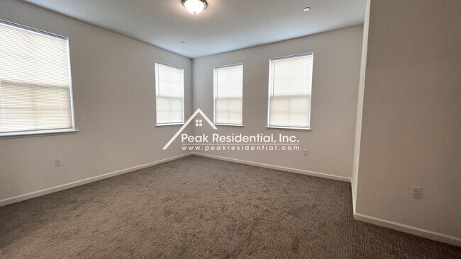 Building Photo - Newer 3bd/2.5ba North Natomas Townhouse with 2 Car Garage!