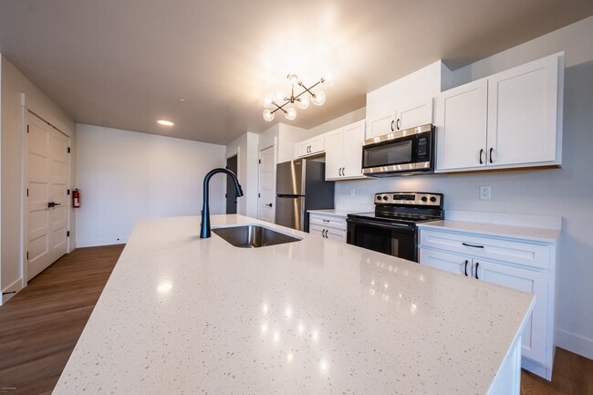 Building Photo - Jumbo 2 bed 2 bath  Modern Apartment - 1323 sqft