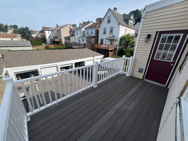 Building Photo - 206 Maple Ter