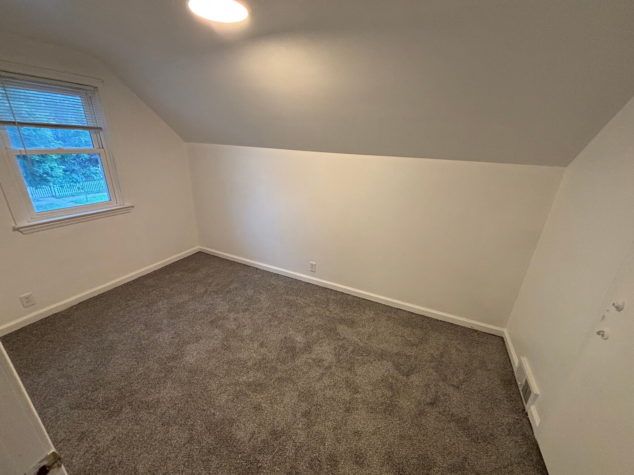 Bedroom 1 (new carpet and large walk-in closet)) - 917 S Division St