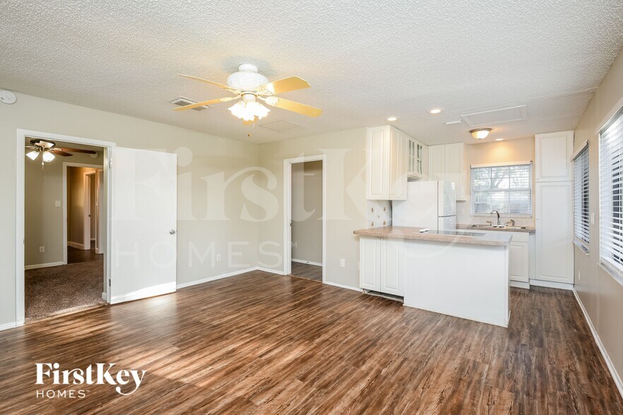 Building Photo - 585 Walden Ct