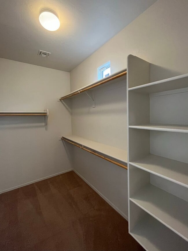 Building Photo - 4 Bedroom Home with Loft in Stonefield Com...