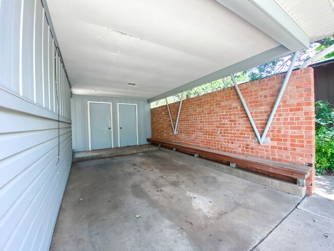 Building Photo - 3-Bedroom Home with Large Backyard!