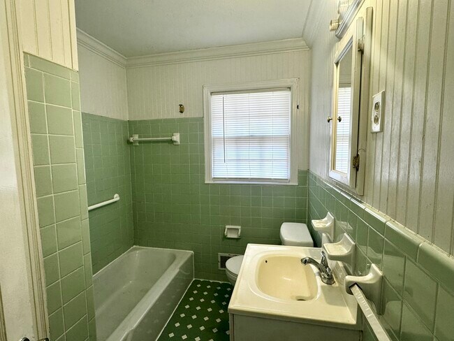 Building Photo - 318 Leola Dr