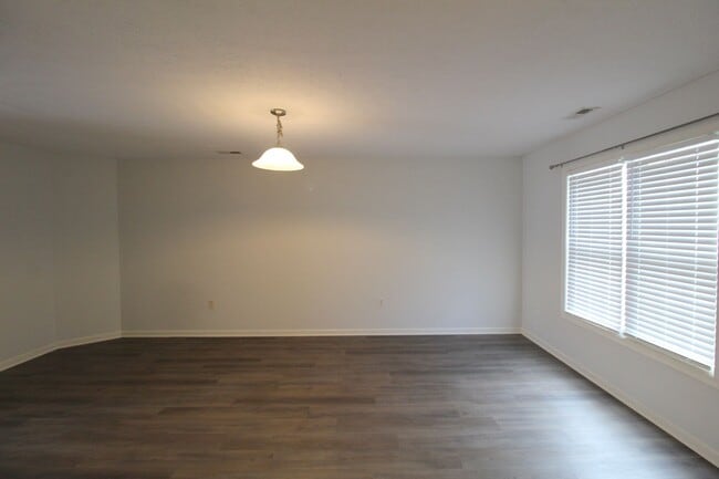 Building Photo - 3 story townhome with fenced in yard for rent in Taylor Springs