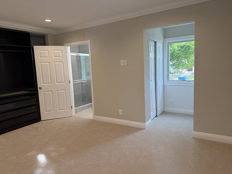 Building Photo - 3149 Rogers Ave