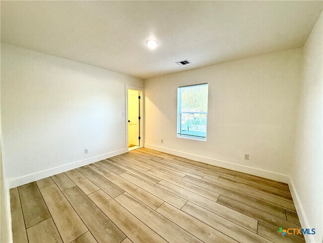 Building Photo - 2204 W San Antonio St