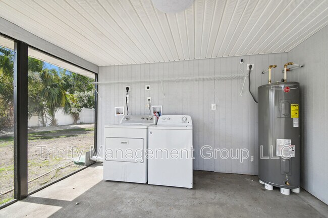 Building Photo - 1051 Dogwood Dr