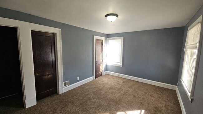 Building Photo - Charming 3-Bedroom Property in Prime Location