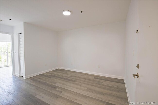 Building Photo - 717 SW 11th Ave