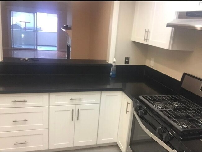 Building Photo - 2915 Montrose Ave