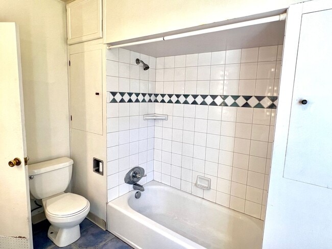 Building Photo - Portsmouth Neighborhood 3 story Home with Laminate H/W Floors, Fenced Backyard