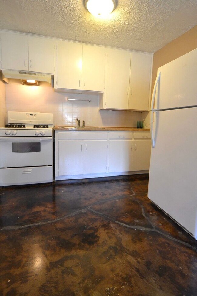 Building Photo - 2/1 House in Hip East Austin!