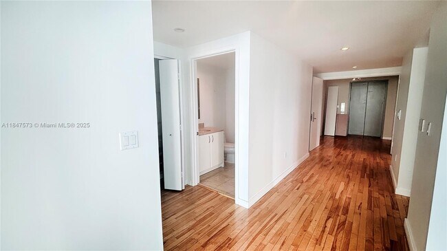 Building Photo - 1331 Brickell Bay Dr