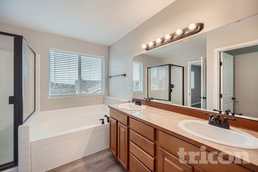 Building Photo - 2514 Chateau Dr