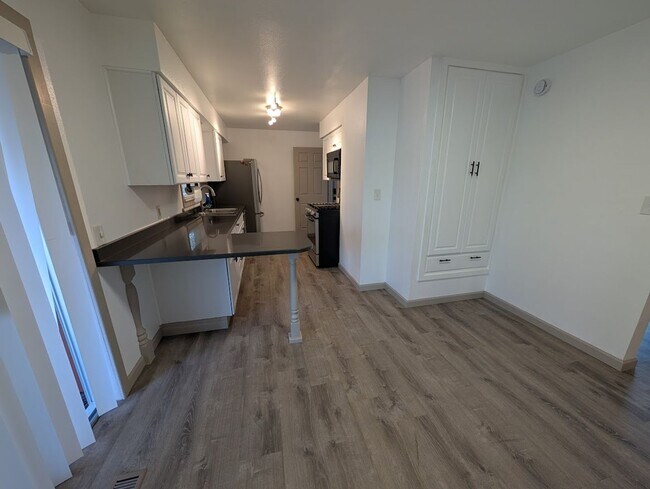 Building Photo - Fantastic 3 Bedroom Clarkston House with Fenced Backyard