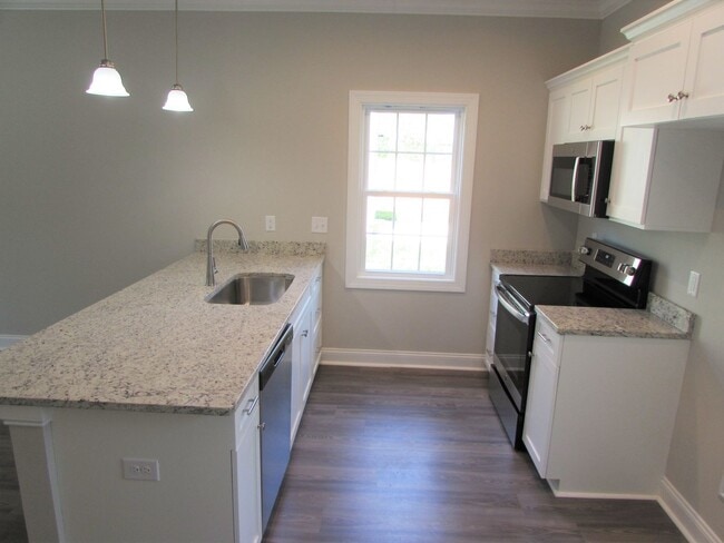 Building Photo - Great 3 Bed/1.5 Bath Home in the Heart of Hickory - Open Floor Plan - Modern Kitchen - Flat Backy...
