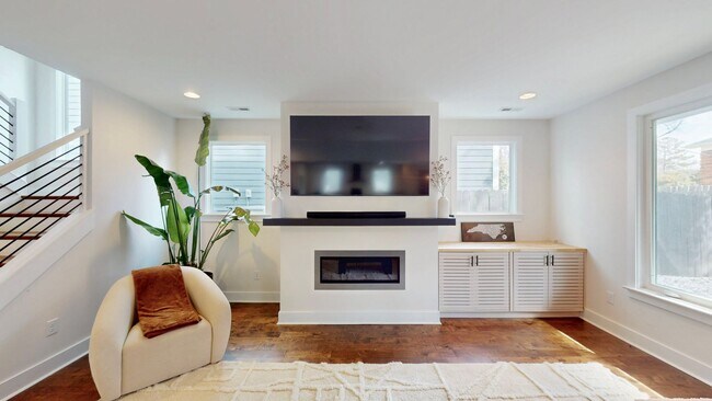 Building Photo - 1220 Lomax Ave