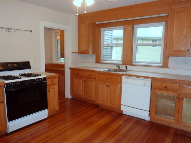 Building Photo - 121-123-123 Hammond Rd