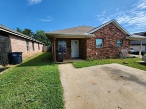 Building Photo - Roomy 3 Bedroom Duplex In S. Fort Worth
