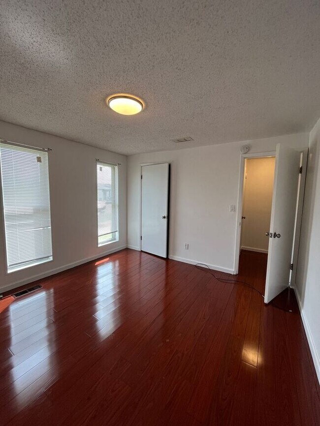 Building Photo - Beautifully renovated 3/1 home with 1,608 ...