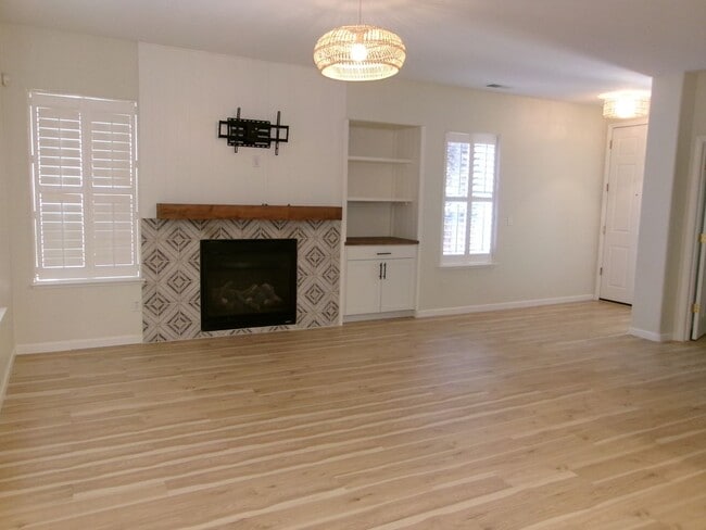 Building Photo - Beautiful 3bd, 2 bath, 3-car garage home in Sparks