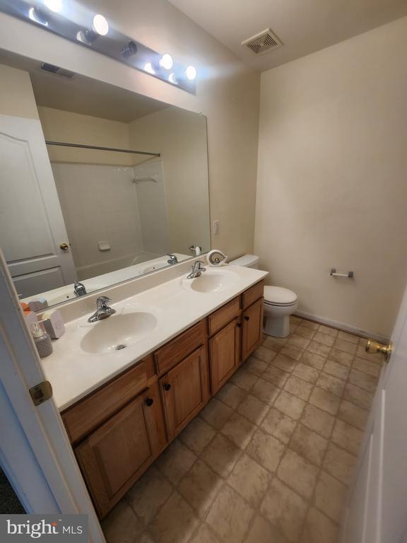 Building Photo - 10208 Rolling Green Way