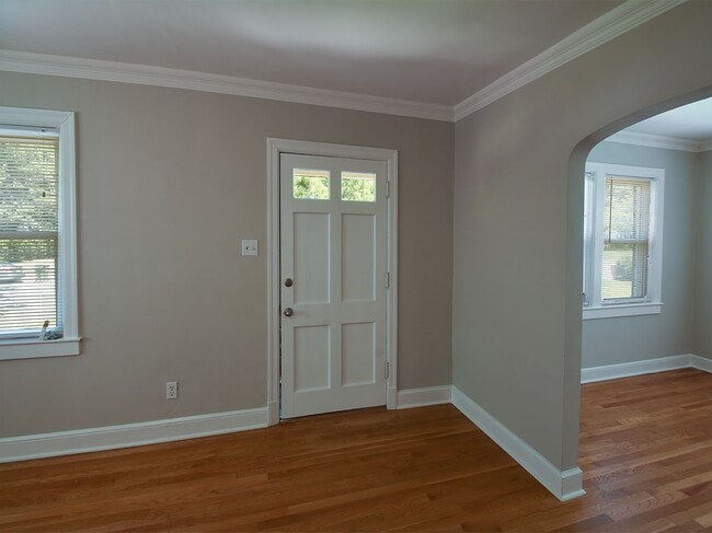 Building Photo - 3 Bed, 2 Bath near UOM