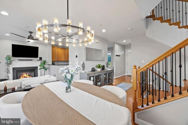 Building Photo - 900 Valencia Ct