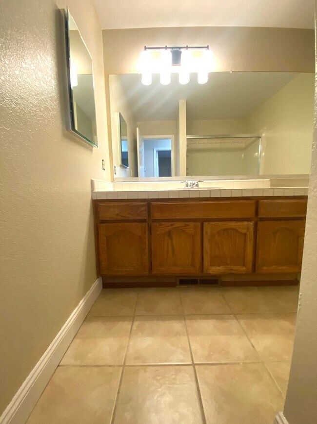 Building Photo - Pleasanton 3 Bd./2 Bath, Lots of Light, Top Rated Schools, Close to 580/680, Shopping & Restaurants