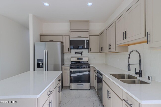 Building Photo - 500 E San Antonio Ave