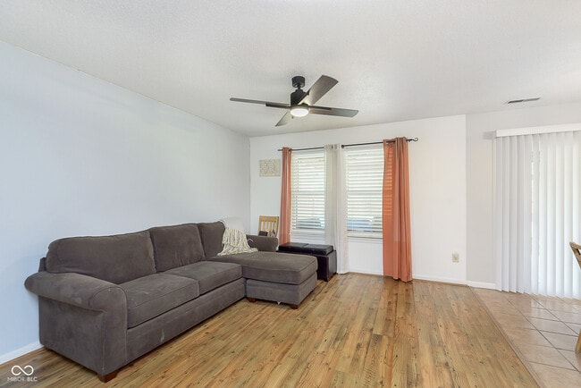 Building Photo - 266 E Pine Ridge Dr