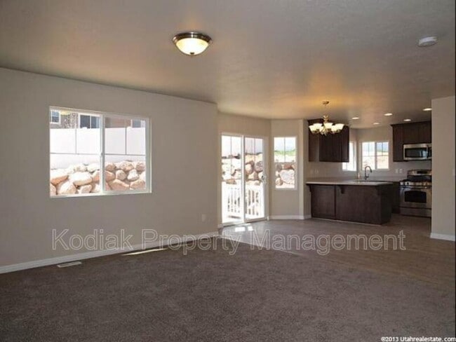 Building Photo - 3325 Redshoulder Dr